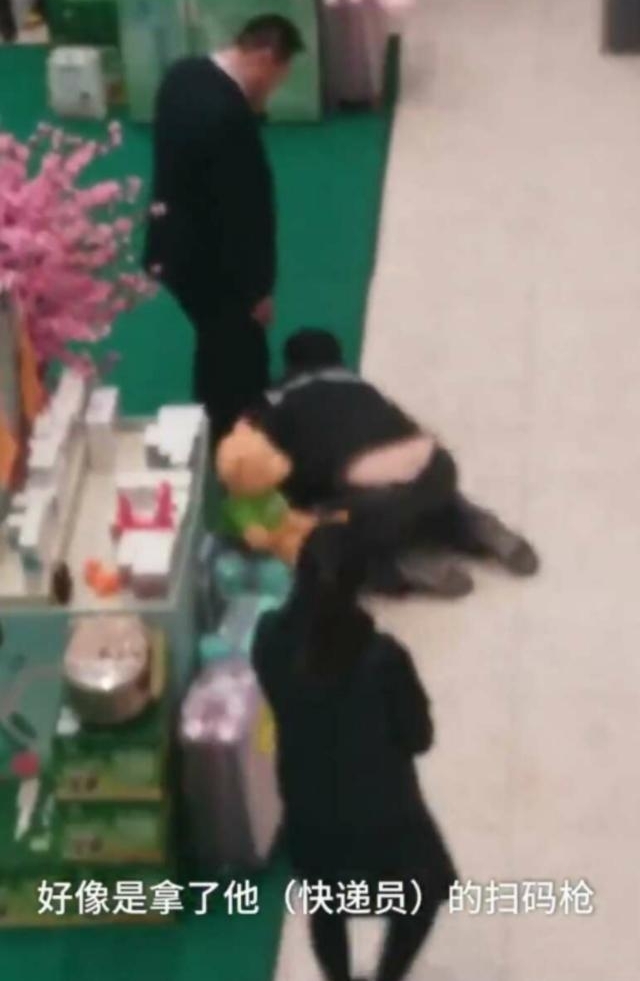顺丰快递员再次受辱,向北京某商场高管下跪!王卫能袖手旁观?