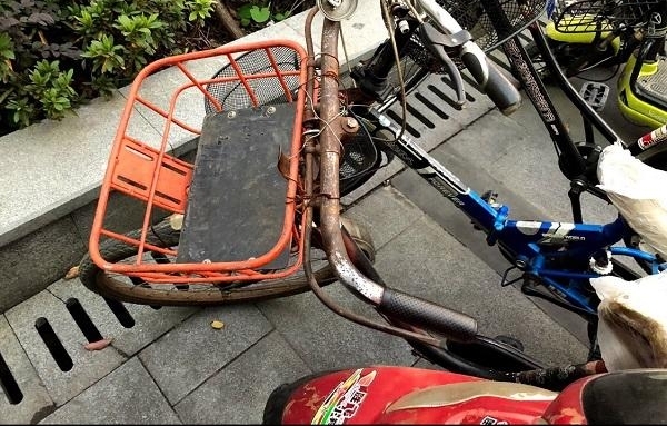 奇葩!共享单车前车篮“嫁接”到自己车头上
