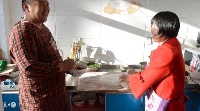 婆婆生病我拿一万,公婆拒绝不收,听到他们说悄悄话,我红了眼眶