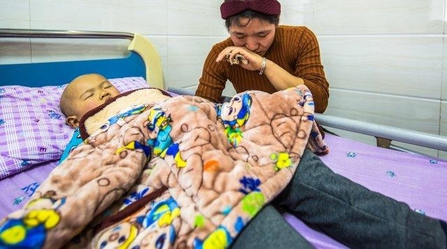 孩子查出神母瘤 爸爸为省钱躲护士住病房