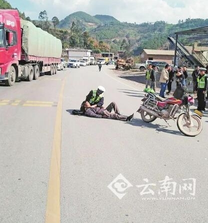 大爷遇车祸晕倒 大理交警席地而坐当靠椅