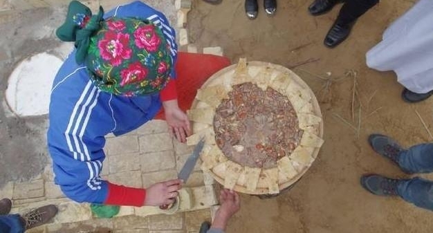 大姐摆地摊卖肉夹馍,只卖肉却不卖馍,生意好到人挤人