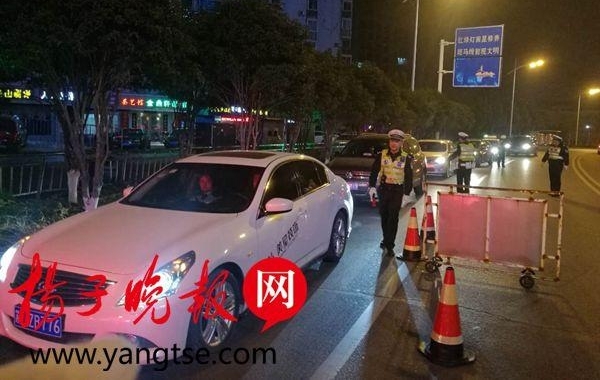 镇江交警一夜“飓风”行动 “吹倒”三十多名“酒”司机