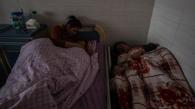 孩子查出神母瘤 爸爸为省钱躲护士住病房
