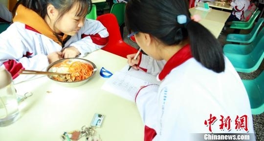 广西柳州一中学学生意见簿上“点菜” 食堂有求必应