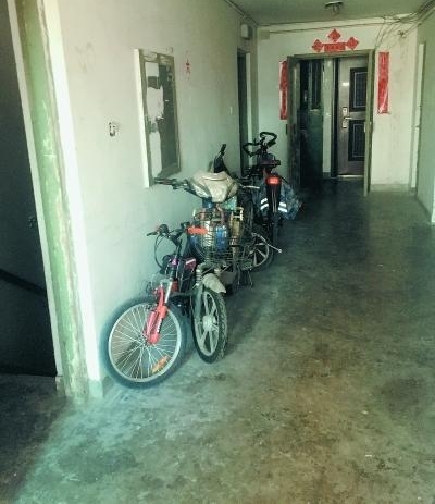 ���˰��ѵ綯���г�ͣ¥�� �������˴��ȴΣ����