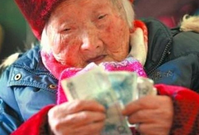102岁老人膝下子孙近百人,生活幸福,最爱抽烟、数钱、打麻将!