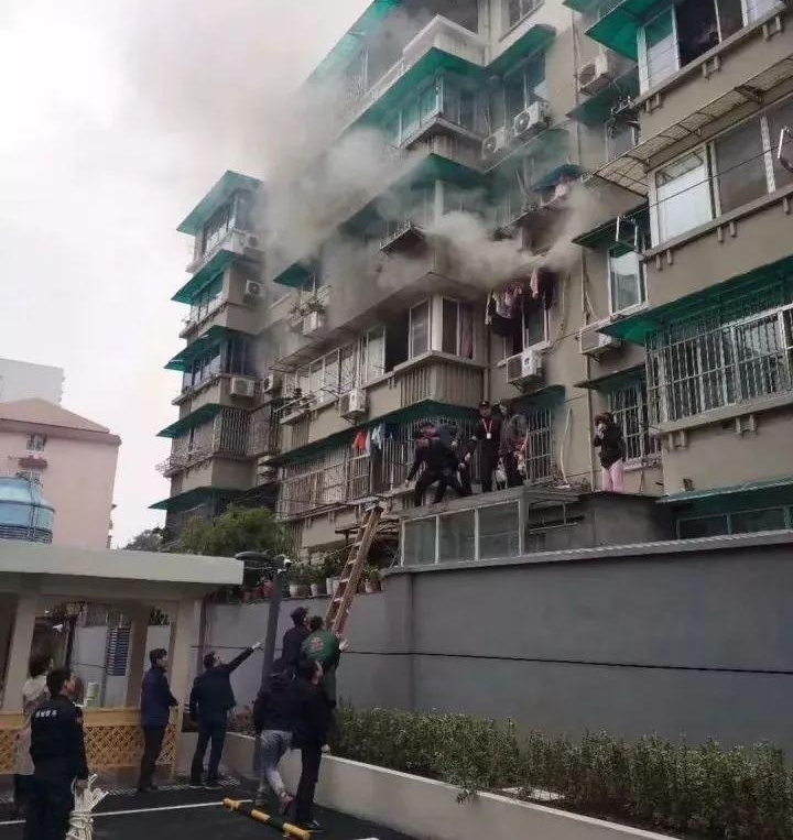 “姑娘,别怕,我们在这里!”迎着浓烟, 他们架梯而上!