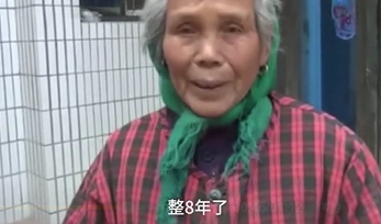 儿子去世8年 驼背老人拾荒每天吃青菜汤给孙女买香酥鸡吃