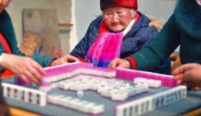102岁老人膝下子孙近百人,生活幸福,最爱抽烟、数钱、打麻将!