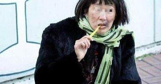 母亲捡破烂供儿子买房娶媳妇 儿子却让她滚出家门