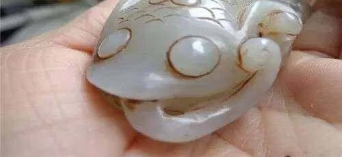 男子河边钓鱼捡到古董玉佩,专家鉴定后让他爆跳如雷!