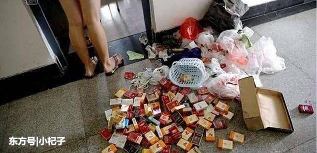 �ĸ�Ů��ǹ: һ��ѧŮ������4��һ������, �����̺жѳ�ɽ