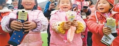 千余双爱心棉袜 送给山区留守儿童