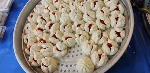 农村大婶卖这“裂口”包子,1块钱一个,小伙买了一锅还说不够吃