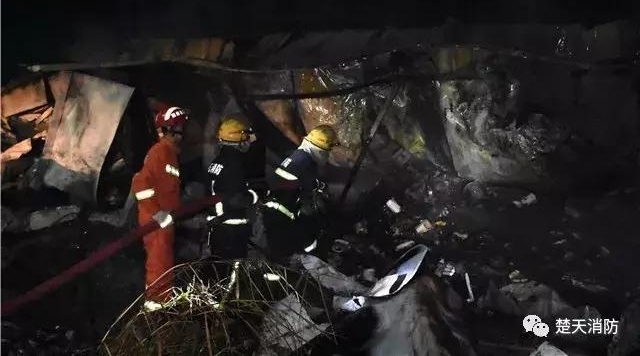 工棚着火五人险中逃生 消防员火中“取”煤气罐