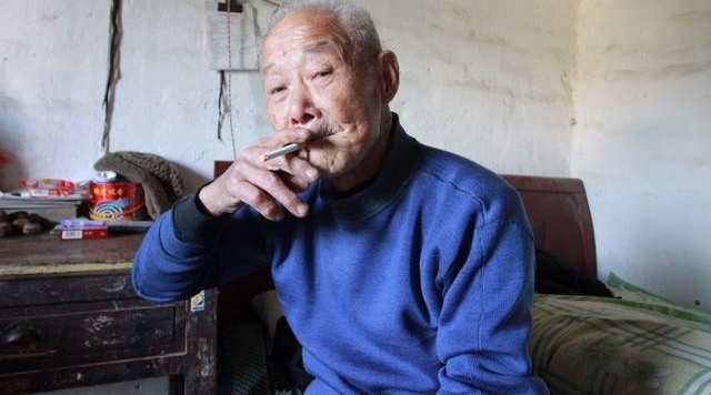88岁老人养仨儿一个指望不上 仍下地干活讨口饭吃