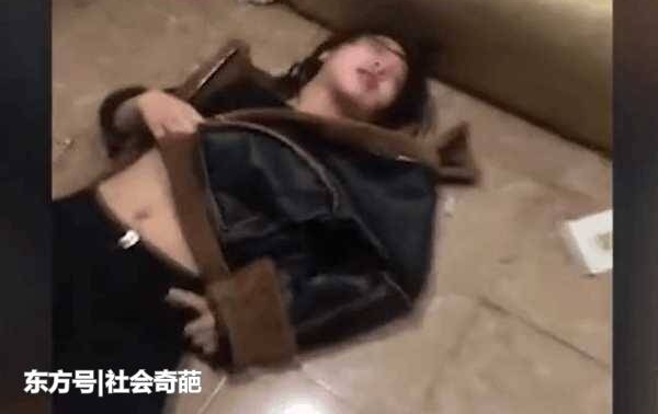 女子醉酒之后衣衫不整躺在地上,网友:我看到满地都是避孕套
