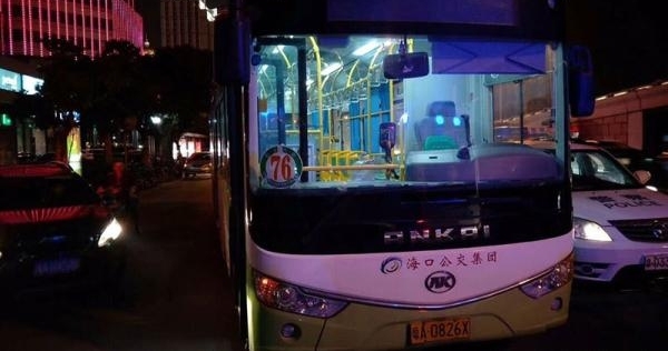 海口76路公交司机工作时突发疾病,忍痛将车停好后离世