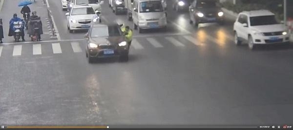 宝马车主不配合执法还带倒辅警 当事人被刑拘