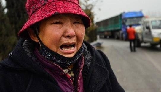 男子深夜在路口被撞身亡,家属在国道上拦车要钱