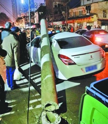 大货车扯断电线杆,却让他们遭了殃