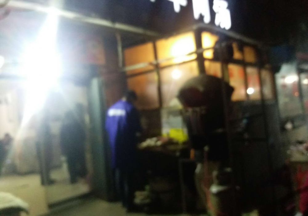 豫北滑县冬夜和两位新闻摄影大咖,羊汤店喝酒聊天,好吃实惠不贵