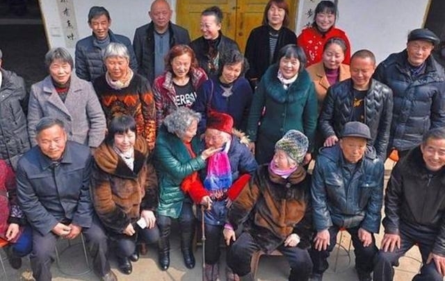 102岁老人膝下子孙近百人,生活幸福,最爱抽烟、数钱、打麻将!