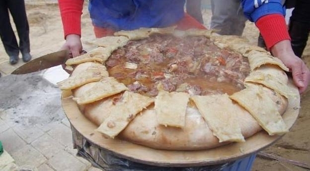 大姐摆地摊卖肉夹馍,只卖肉却不卖馍,生意好到人挤人