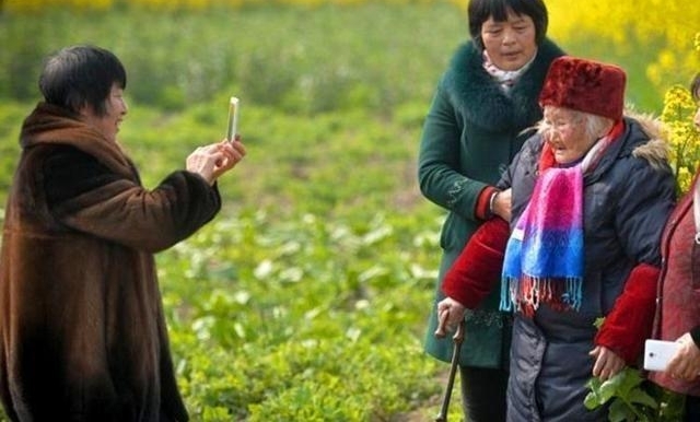 102岁老人膝下子孙近百人,生活幸福,最爱抽烟、数钱、打麻将!
