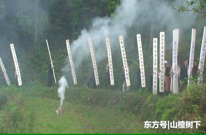 民间故事:独自走夜路,偶遇陌生人结伴同行,不料对方竟然是蛇仙