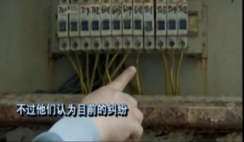 家里被断水断电、泼油漆撬锁 宝安女子:日子没法过