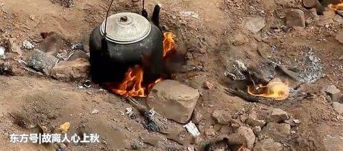 地下喷火长年都不灭,村民在上面烧火做饭,真相却让人很意外