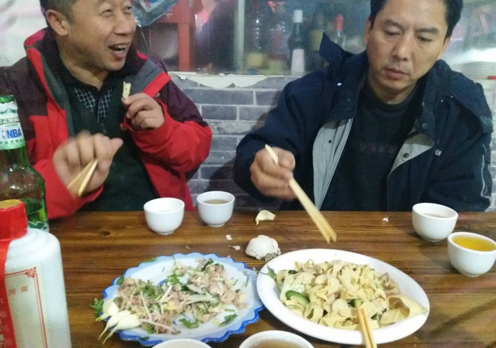 豫北滑县冬夜和两位新闻摄影大咖,羊汤店喝酒聊天,好吃实惠不贵