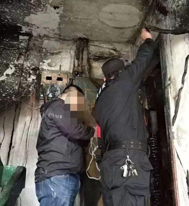“姑娘,别怕,我们在这里!”迎着浓烟, 他们架梯而上!