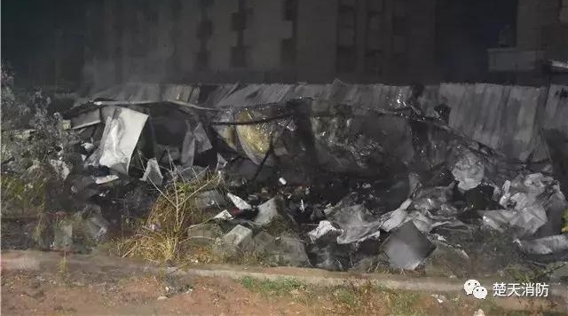 工棚着火五人险中逃生 消防员火中“取”煤气罐
