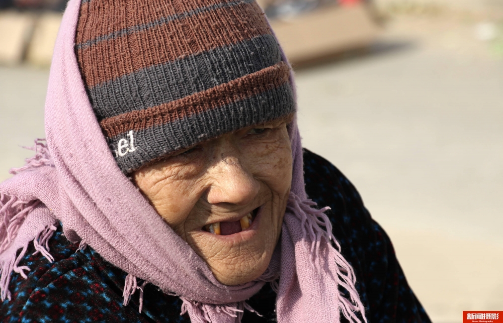 农村老夫妻寒风中卖萝卜 2毛钱1斤卖不掉