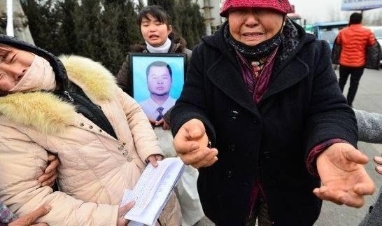 男子深夜在路口被撞身亡,家属在国道上拦车要钱
