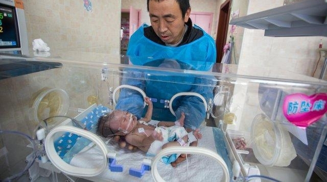双胞胎姐姐只哭一声便窒息 全家忙筹款任凭田地荒