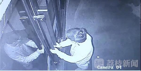 门窗无损,店铺却被盗?原来是小偷使了“怪招”