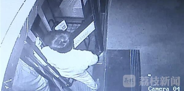 门窗无损,店铺却被盗?原来是小偷使了“怪招”