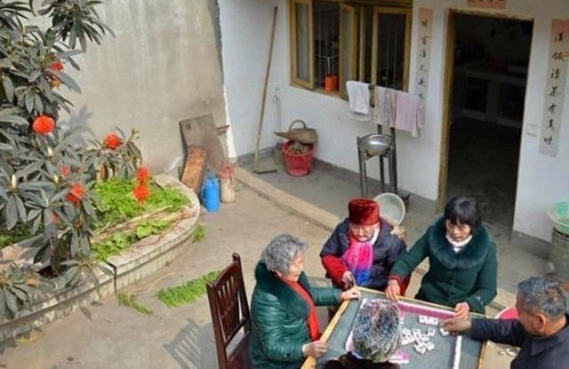 102岁老人膝下子孙近百人,生活幸福,最爱抽烟、数钱、打麻将!