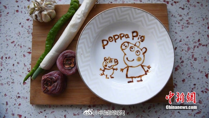 为哄孩子吃饭拼了!她用黄豆酱当颜料作画,描绘各种可爱卡通图案