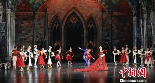 古典芭蕾舞剧《天鹅湖》敦煌上演 柔美舞技“吸睛”