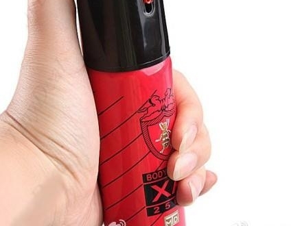 ��С���뻧���Ա�ײ�ƣ�Ϊ������Ů����һ������ˮ