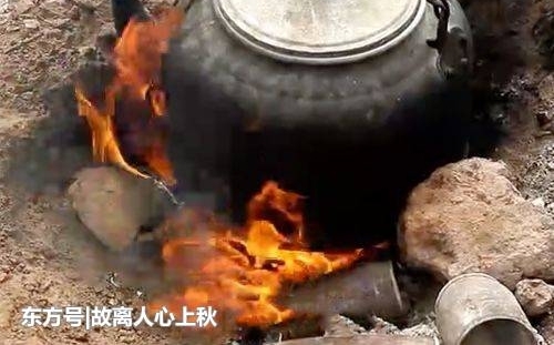 地下喷火长年都不灭,村民在上面烧火做饭,真相却让人很意外