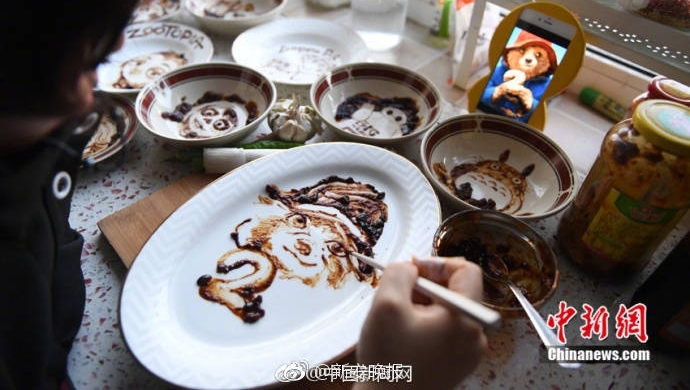 为哄孩子吃饭拼了!她用黄豆酱当颜料作画,描绘各种可爱卡通图案