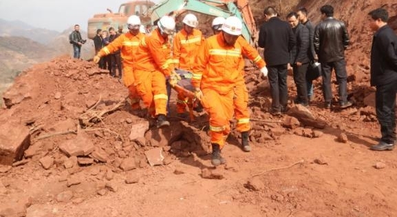 云南鲁甸县施工现场发生山体垮塌 致4人遇难
