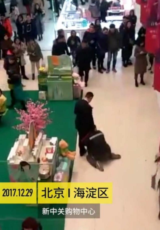 顺丰快递员再次受辱,向北京某商场高管下跪!王卫能袖手旁观?
