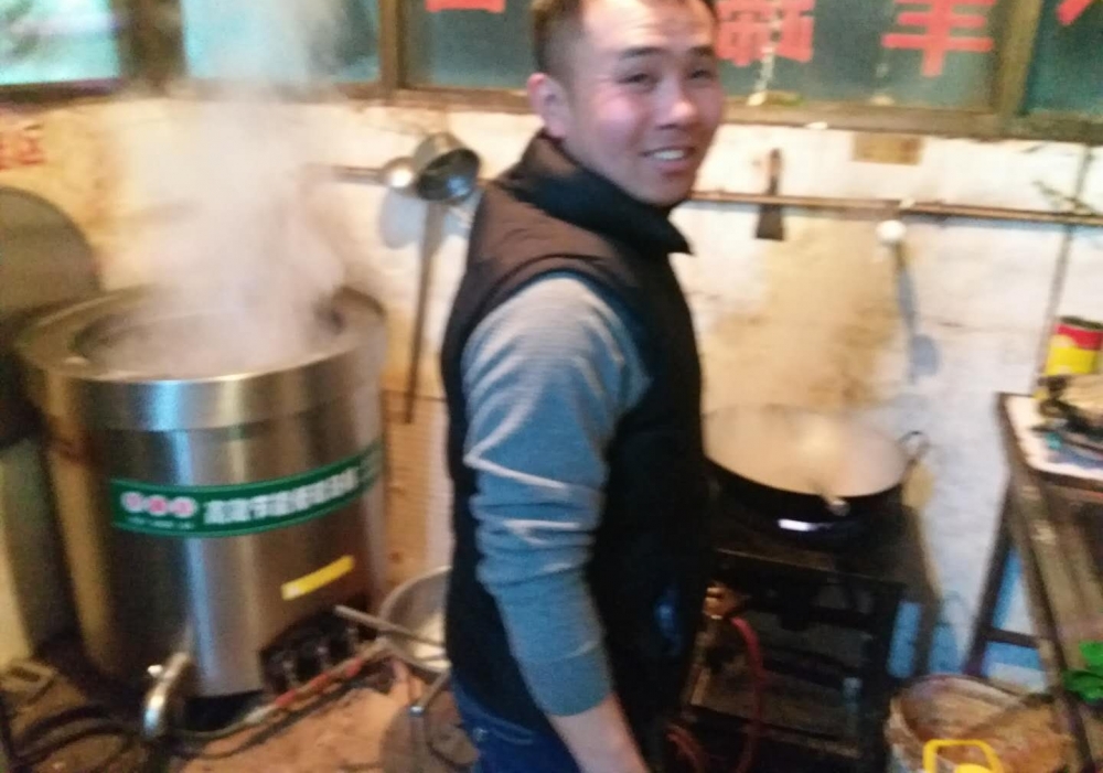 豫北滑县冬夜和两位新闻摄影大咖,羊汤店喝酒聊天,好吃实惠不贵